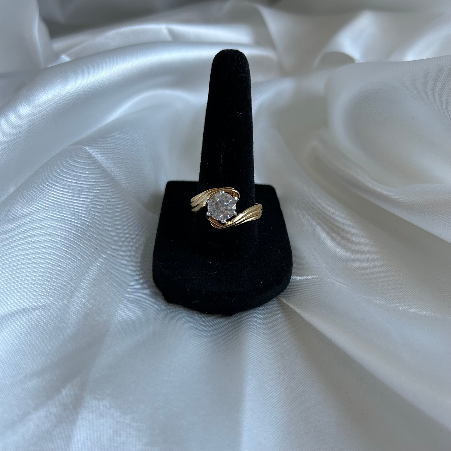 Vintage 18KGE Round Cut CZ Ring (Size US 8.5)