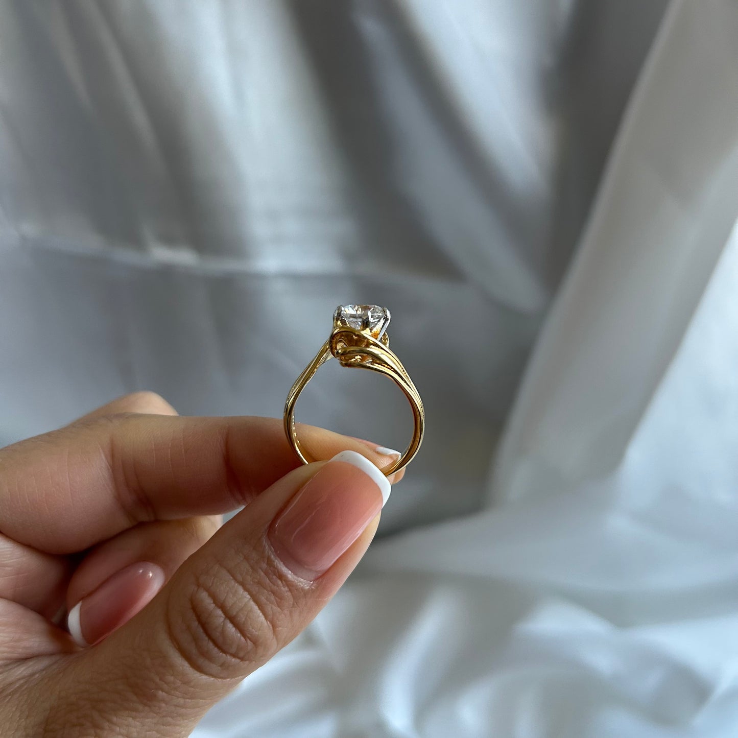Vintage 18KGE Round Cut CZ Ring (Size US 8.5)