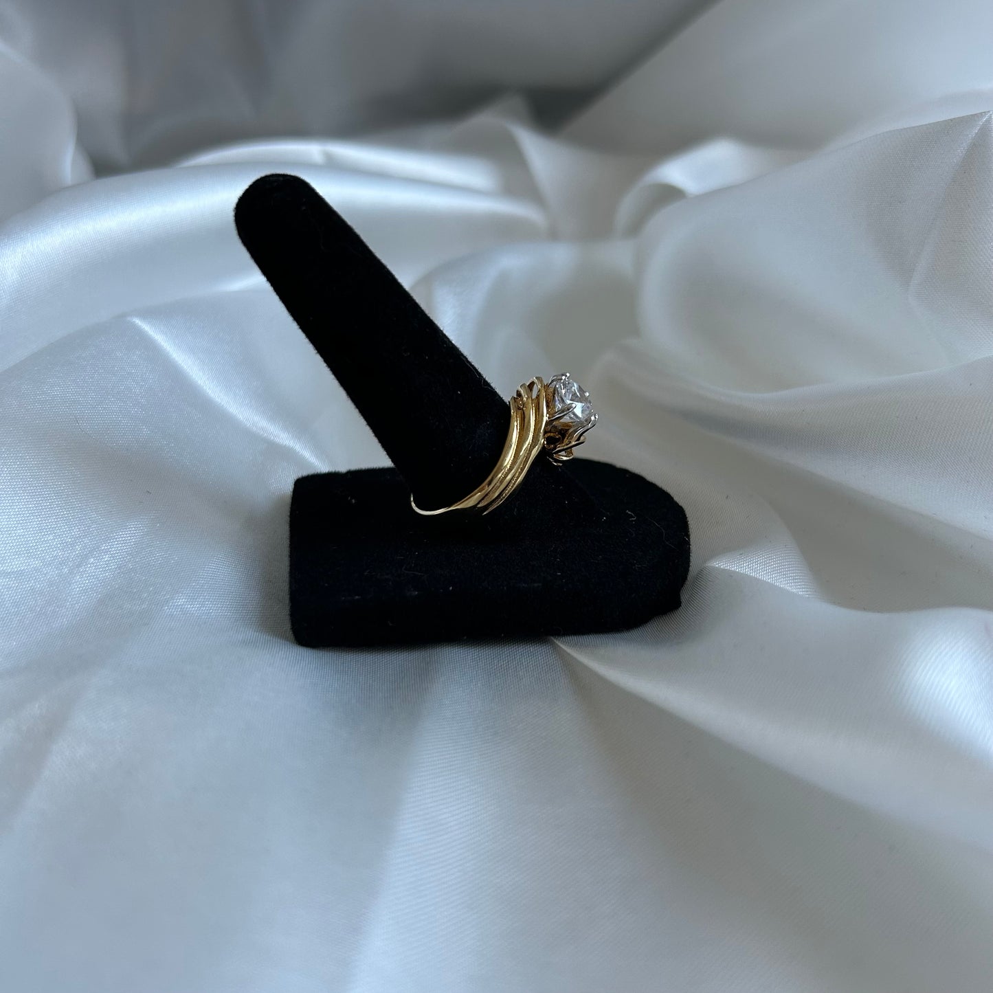 Vintage 18KGE Round Cut CZ Ring (Size US 8.5)