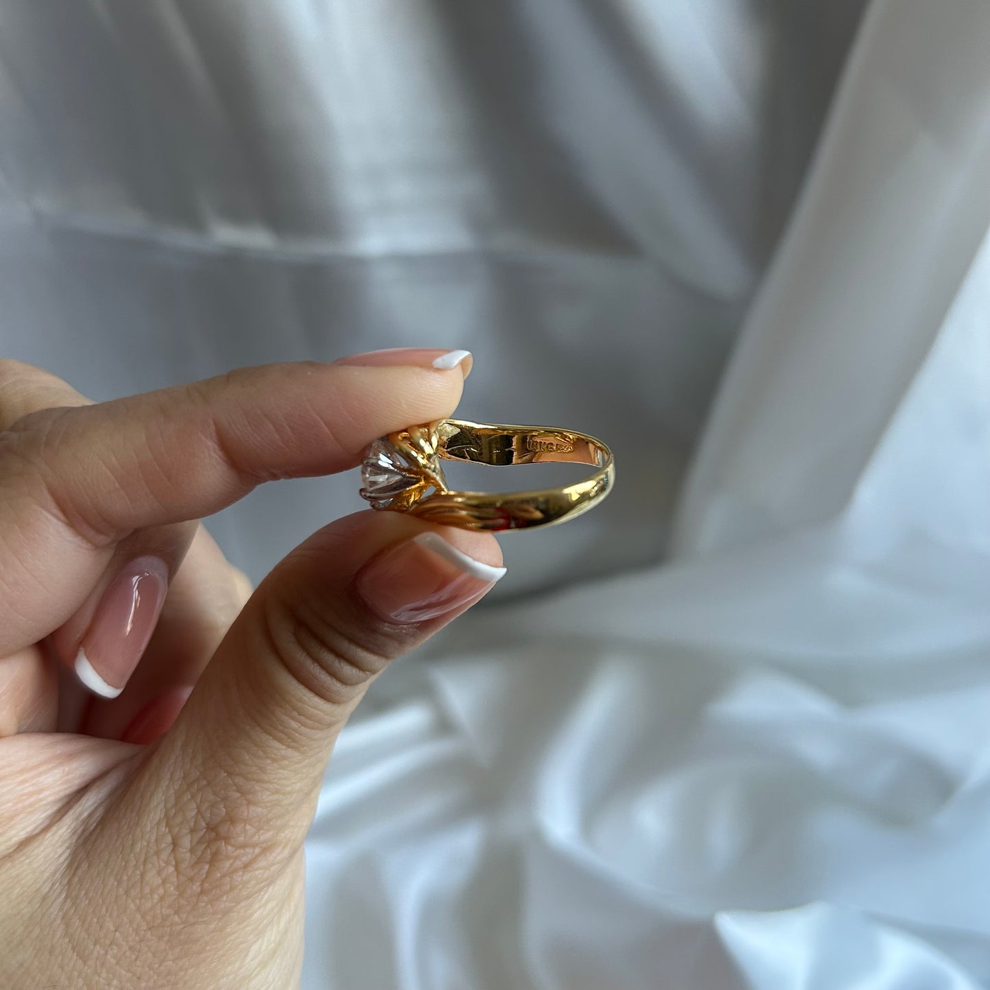 Vintage 18KGE Round Cut CZ Ring (Size US 8.5)